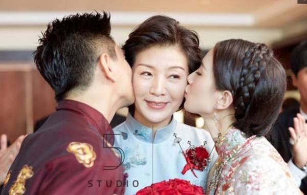 刘诗诗和吴奇隆婚礼:47岁吴奇隆亲吻49岁岳母!