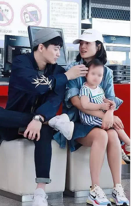 周一围带女儿现身  周一围朱丹带女儿机场