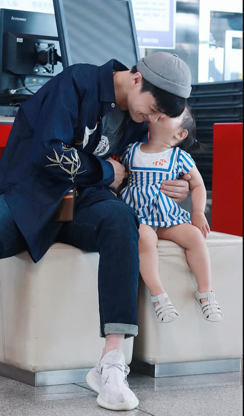 周一围带女儿现身  周一围朱丹带女儿机场