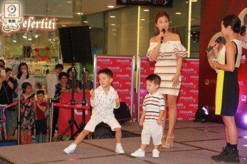 洪金宝儿媳带娃出席活动 有爷爷的风范!