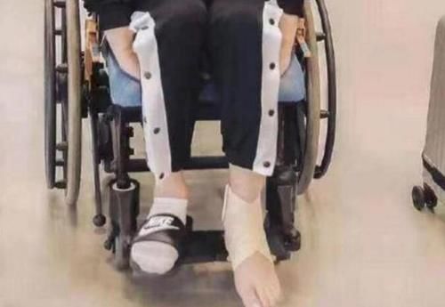 黄明昊坐轮椅现身 黄明昊坐轮椅现身详情
