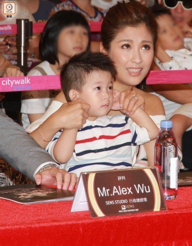 洪金宝儿媳带娃出席活动 有爷爷的风范!