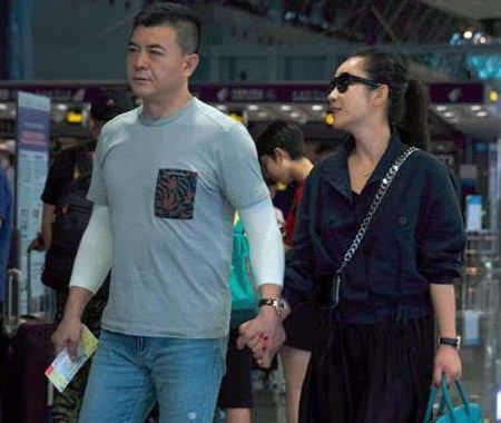 秦海璐倒追老公 秦海璐携丈夫走机场 倒追大7岁老公