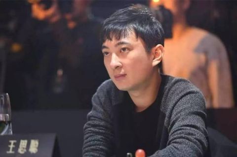 日本偶遇王思聪 网友晒照日本偶遇王思聪 身边两美女相伴甜蜜过七夕