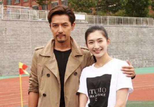 胡歌薛佳凝七夕聚餐 曝胡歌薛佳凝七夕夜聚餐 小票被拍