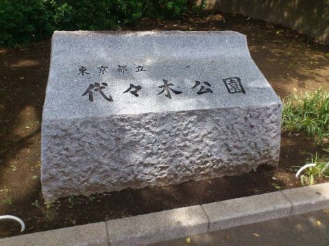 日本偶遇王思聪 网友晒照日本偶遇王思聪 身边两美女相伴甜蜜过七夕