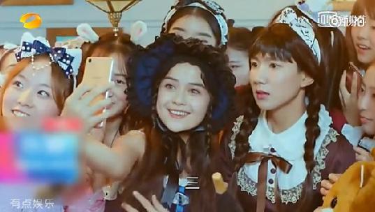 王俊凯爆料偷穿妈妈女装 上大学不早恋!