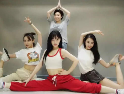 李小璐带甜馨逛街 李小璐秀一字马