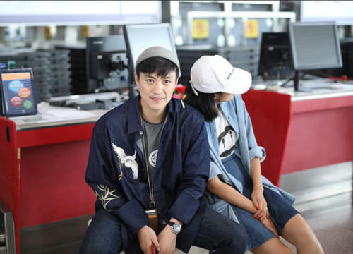 周一围带女儿现身  周一围朱丹带女儿机场