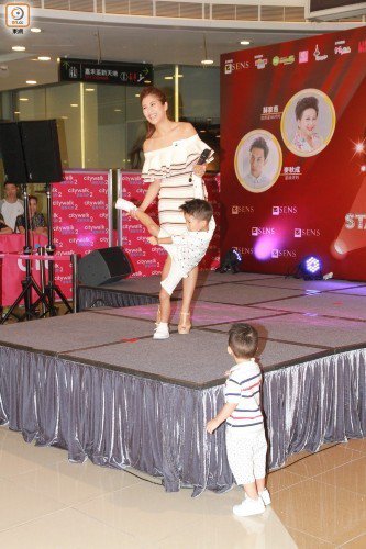 洪金宝儿媳带娃出席活动 有爷爷的风范!