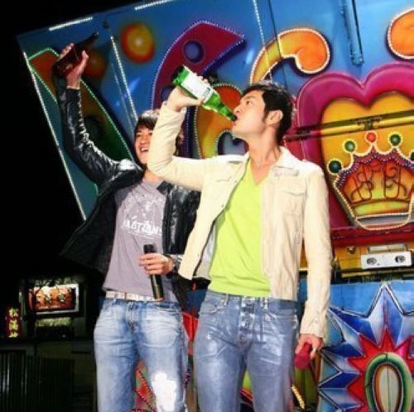 黄晓明豪饮啤酒 黄晓明喝啤酒吐