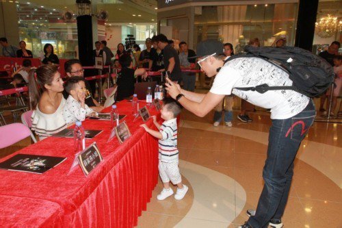 洪金宝儿媳带娃出席活动 有爷爷的风范!