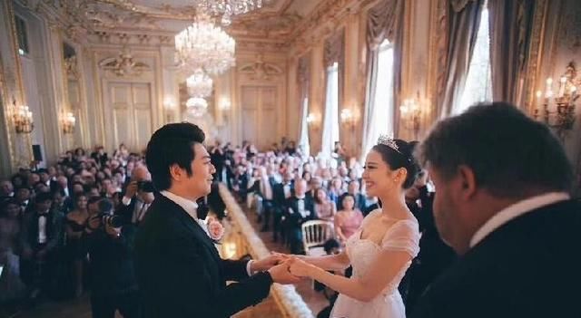 郎朗妻子婚戒正面 郎朗携妻子共度七夕 钻石婚戒正面曝光两人太甜蜜了