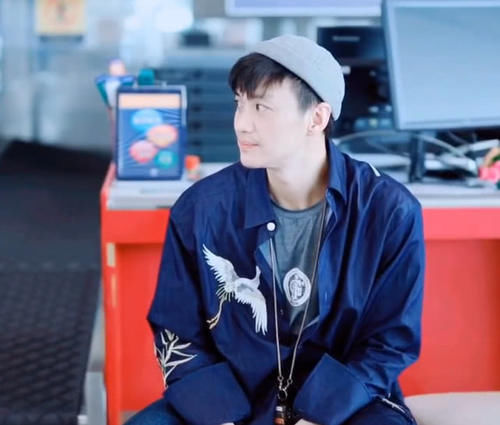 周一围带女儿现身  周一围朱丹带女儿机场