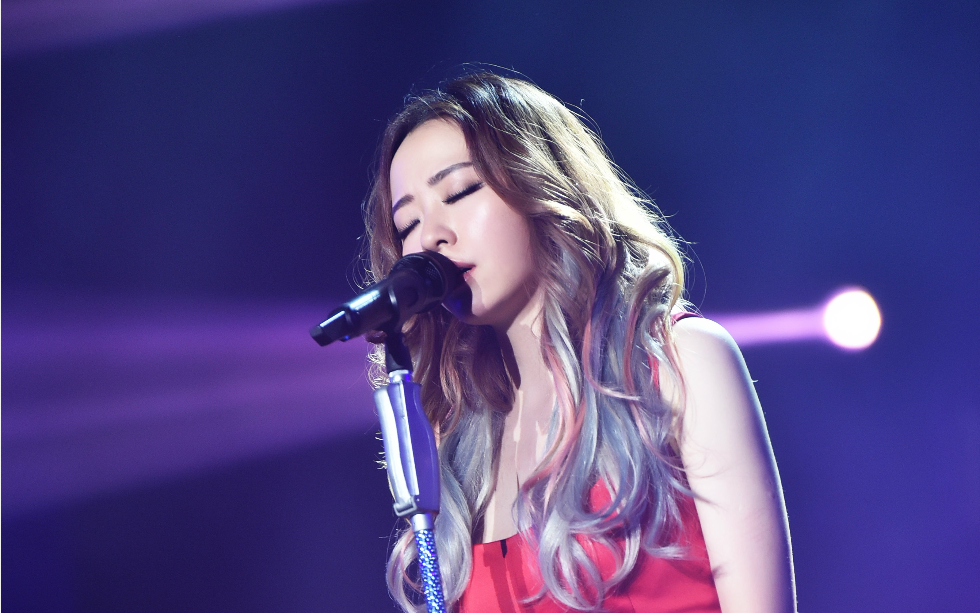 张靓颖晒右手照 疑似离婚!