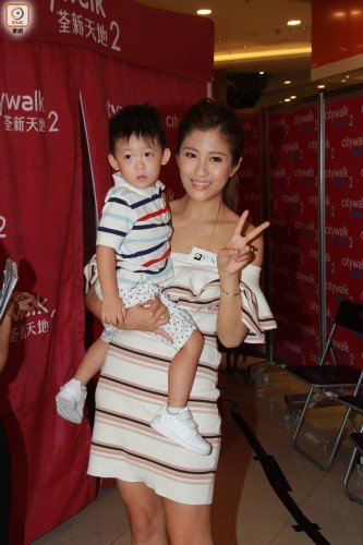 洪金宝儿媳带娃出席活动 有爷爷的风范!