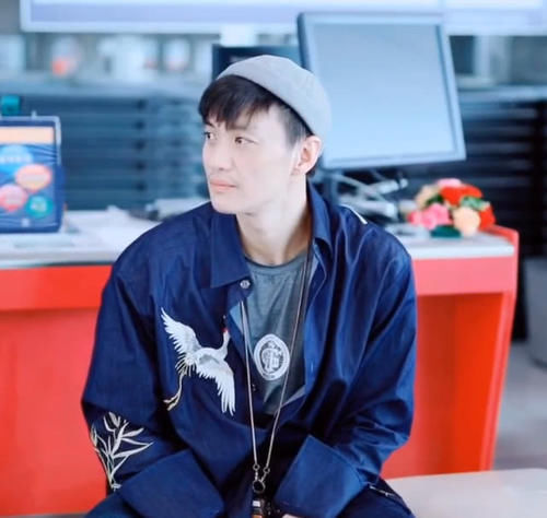 周一围带女儿现身  周一围朱丹带女儿机场