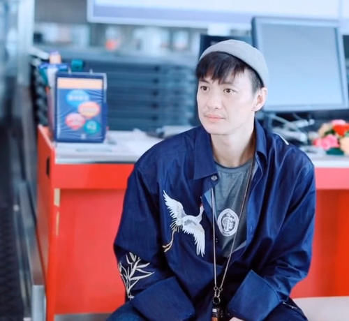 周一围带女儿现身  周一围朱丹带女儿机场