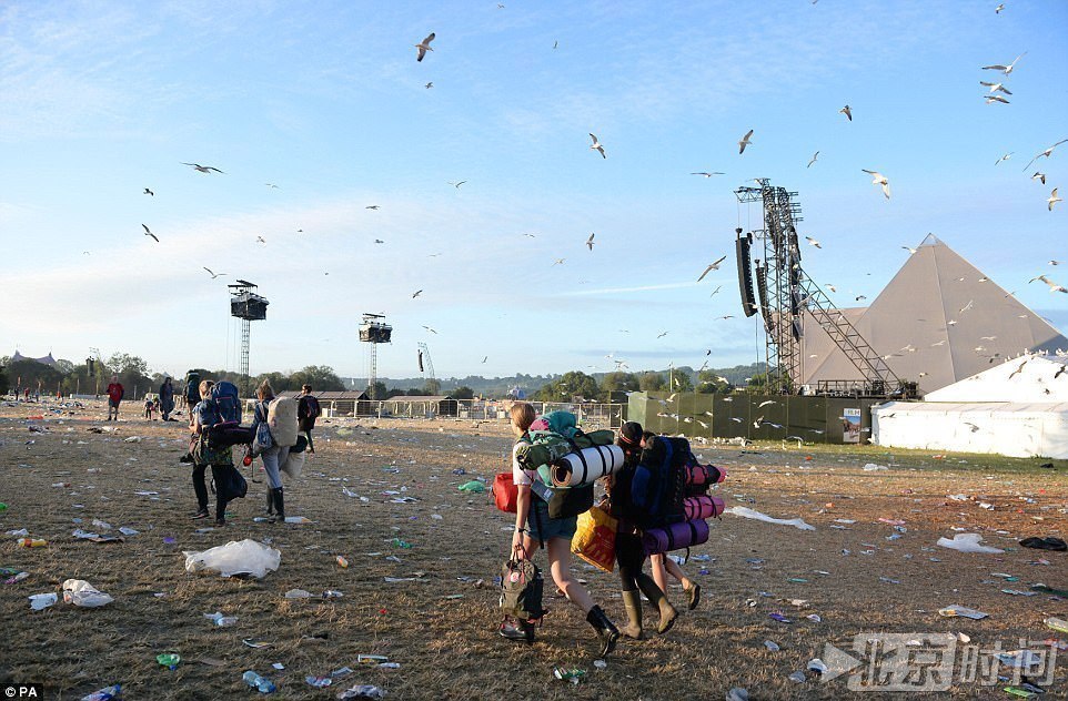 英国音乐节留下千吨垃圾 800多名清洁工清理六周!