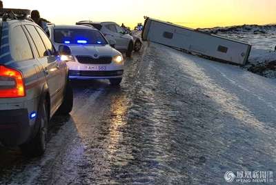 冰岛载中国游客大巴翻侧 事故原因正在调查