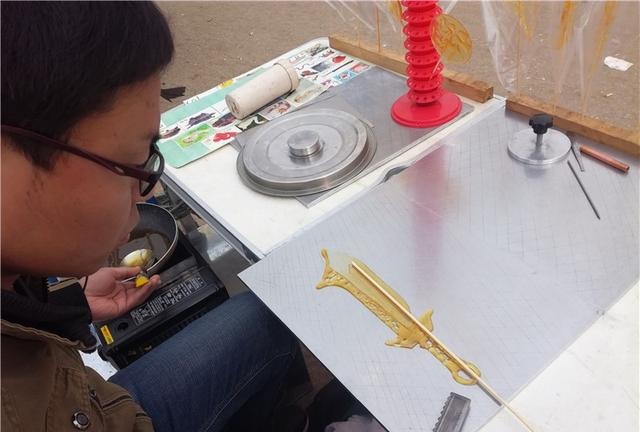 头手艺人展示神技,中国糖画艺术!