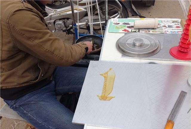 头手艺人展示神技,中国糖画艺术!