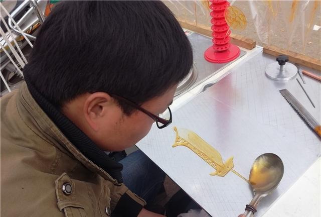 头手艺人展示神技,中国糖画艺术!