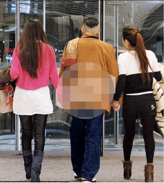 81岁富豪每天换女友   羡慕?