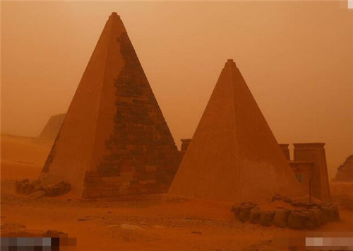 女孩遇沙尘暴被吹成火星人 一个人探索神奇金字塔!