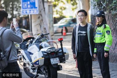 西湖最美女警走红  女警比范冰冰漂亮