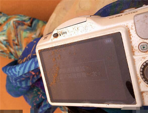 女孩遇沙尘暴被吹成火星人 一个人探索神奇金字塔!