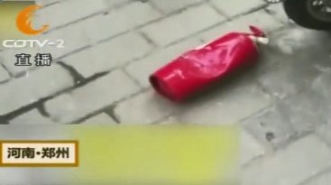 16楼扔下灭火器 肇事13岁男孩和家长致歉无用