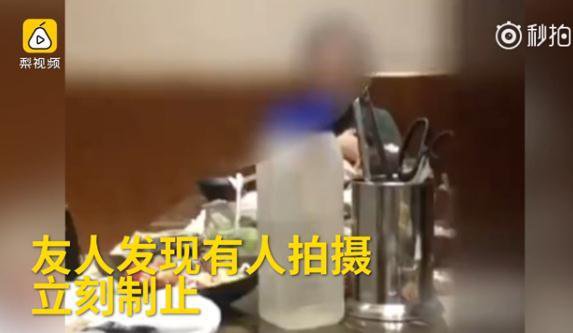 女子饭店给孩子喂奶遭偷拍 网友批下流!