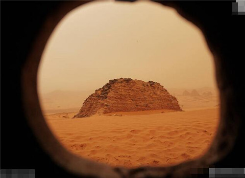 女孩遇沙尘暴被吹成火星人 一个人探索神奇金字塔!