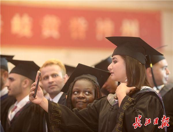 博士生幼子闯毕业礼 博士生带着孩子去毕业