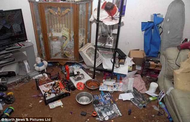 父母太懒住所如猪圈 警察现场震惊了!