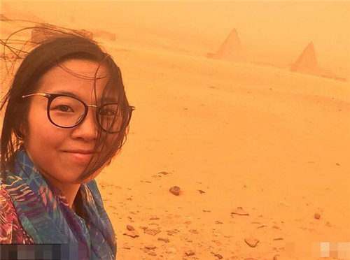 女孩遇沙尘暴被吹成火星人 一个人探索神奇金字塔!