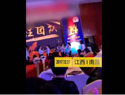 女员工跪地互相抽脸   个性?