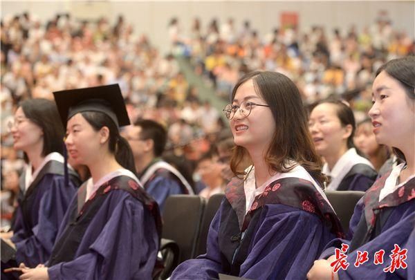 博士生幼子闯毕业礼 博士生带着孩子去毕业