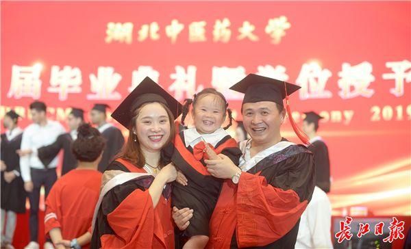 博士生幼子闯毕业礼 博士生带着孩子去毕业