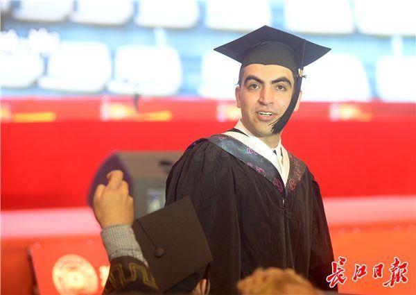 博士生幼子闯毕业礼 博士生带着孩子去毕业