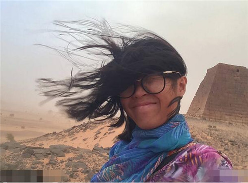 女孩遇沙尘暴被吹成火星人 一个人探索神奇金字塔!