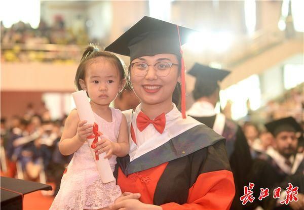 博士生幼子闯毕业礼 博士生带着孩子去毕业