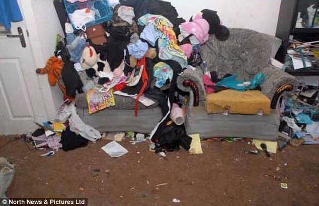 父母太懒住所如猪圈 警察现场震惊了!