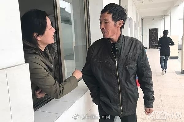 老渔民捕获超大江豚  高价不卖放归江中