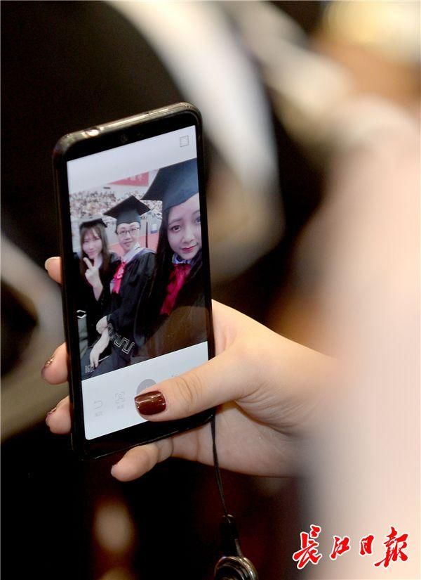 博士生幼子闯毕业礼 博士生带着孩子去毕业