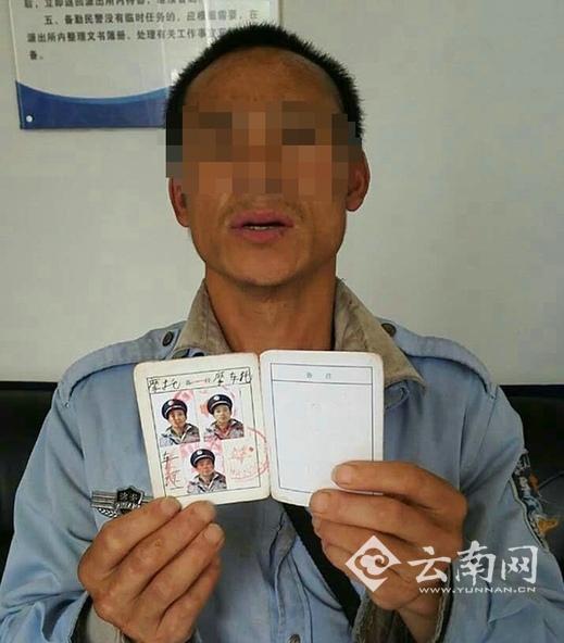 男子手绘假证驾驶摩托车 假得太离谱!