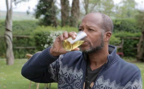 男子喝尿6年减肥100斤 尿疗法真减肥?