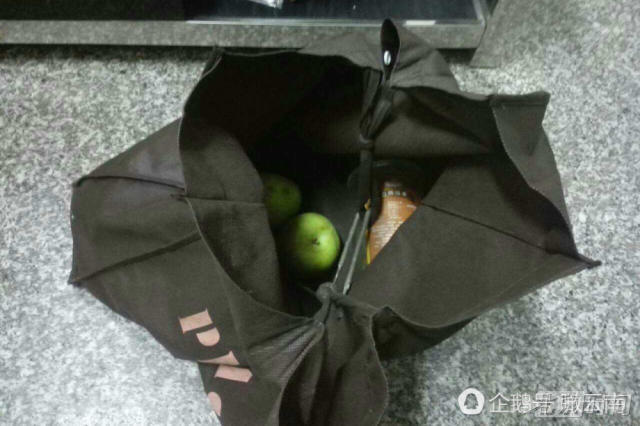 10岁少年因被父亲殴打离家出走,捉蛇捕鱼卖废品为生!