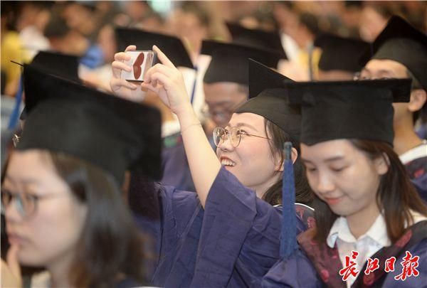 博士生幼子闯毕业礼 博士生带着孩子去毕业